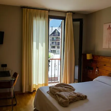 Hotel Albares 3*