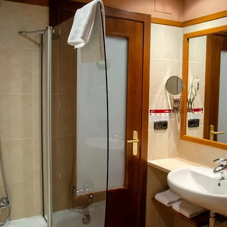 Hotel Albares 3*